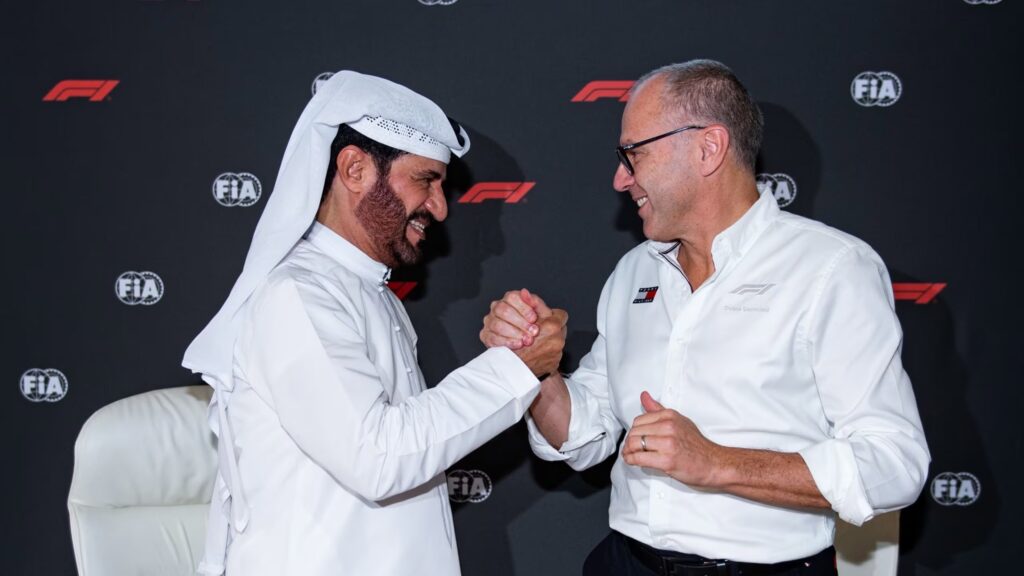 Il presidente della FIA Mohammed Ben Sulayem e il CEO della Formula 1 Stefano Domenicali dopo la firma del Patto della Concordia (© F1)