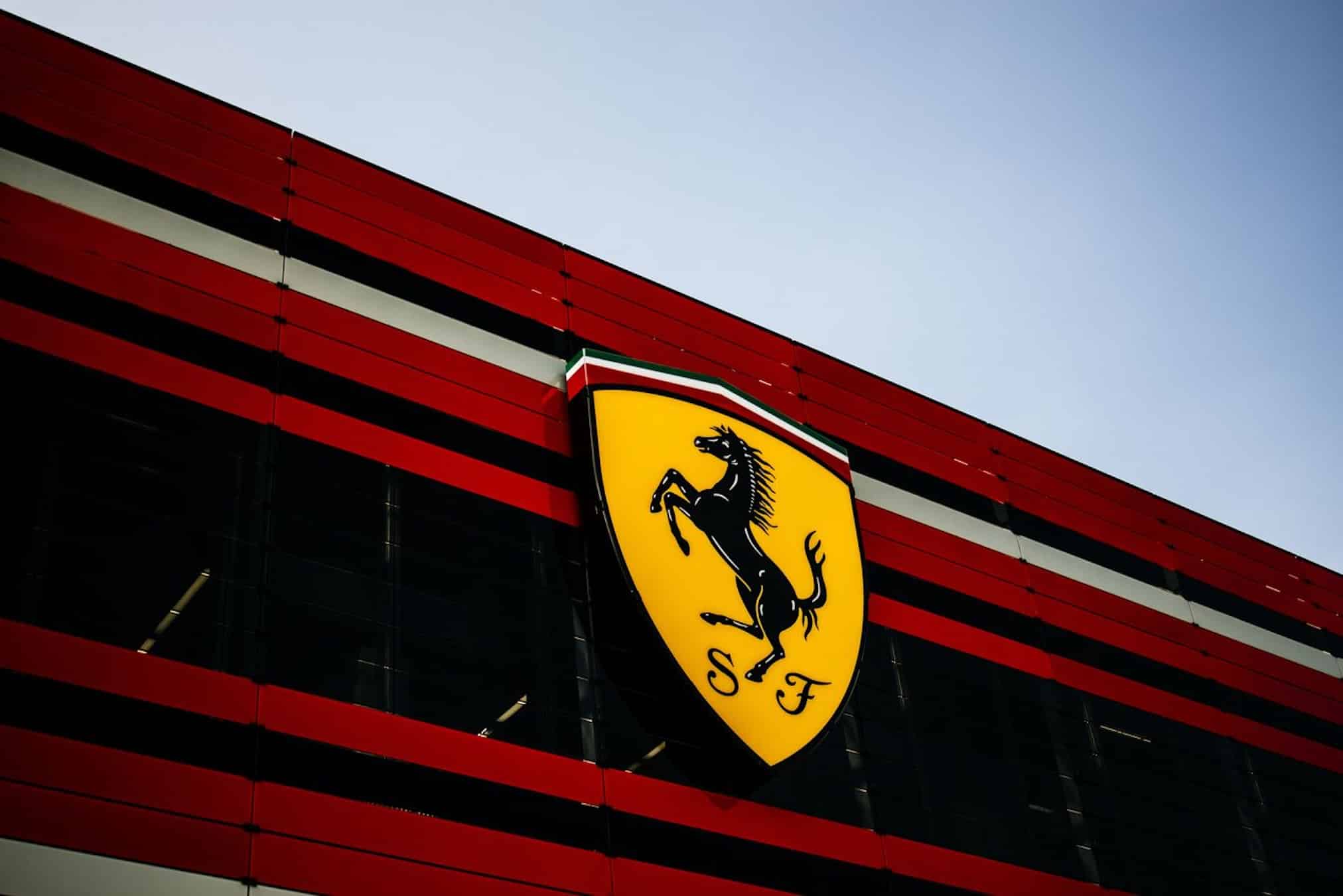 La facciata della Gestione Sportiva, sede della Scuderia Ferrari (© Ferrari)