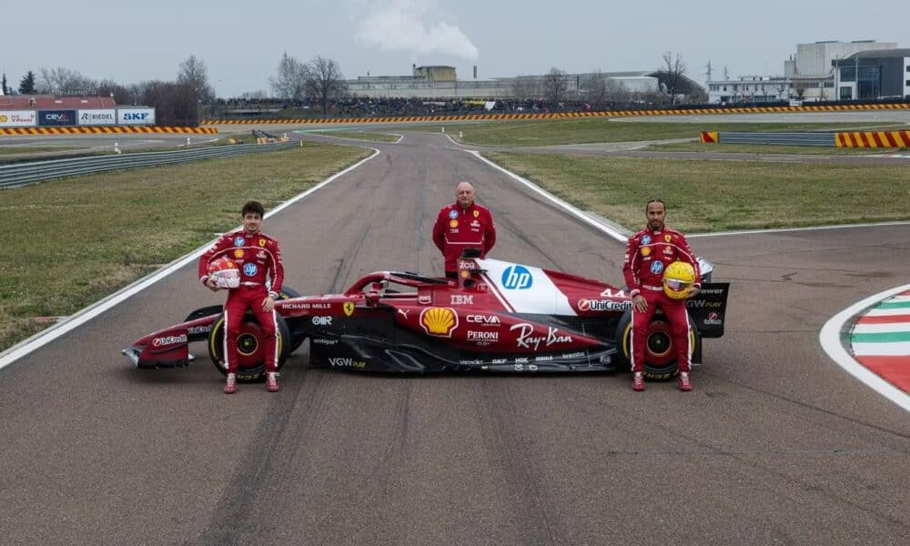 La foto di rito allo shakedown della SF-25 (© Ferrari)