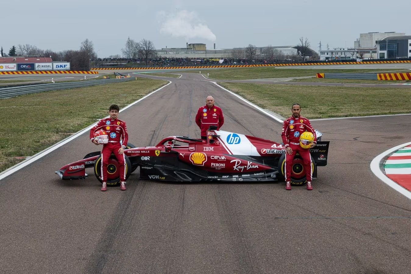 La foto di rito allo shakedown della SF-25 (© Ferrari)