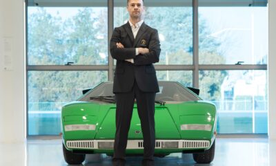 Patric Niederhauser davanti alla Lamborghini Countach del Museo di Sant'Agata Bolognese (© Lamborghini)