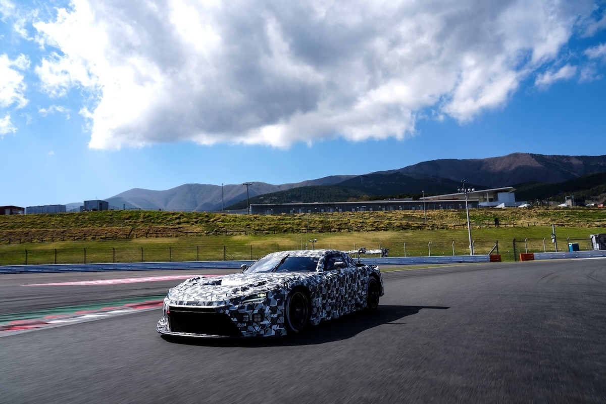 La Toyota GR GT3 in pista per i test con la livrea camouflage