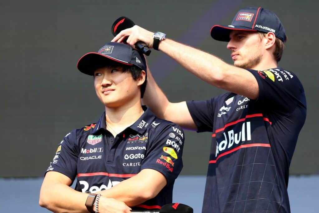 Yuki Tsunoda con Max Verstappen sul palco della fanzone ad Abu Dhabi (© Red Bull Content Pool)