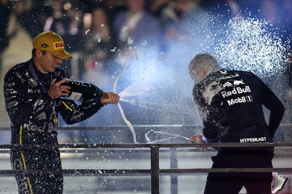 Lambiase e Verstappen sul podio di Las Vegas (© Red Bull Content Pool)
