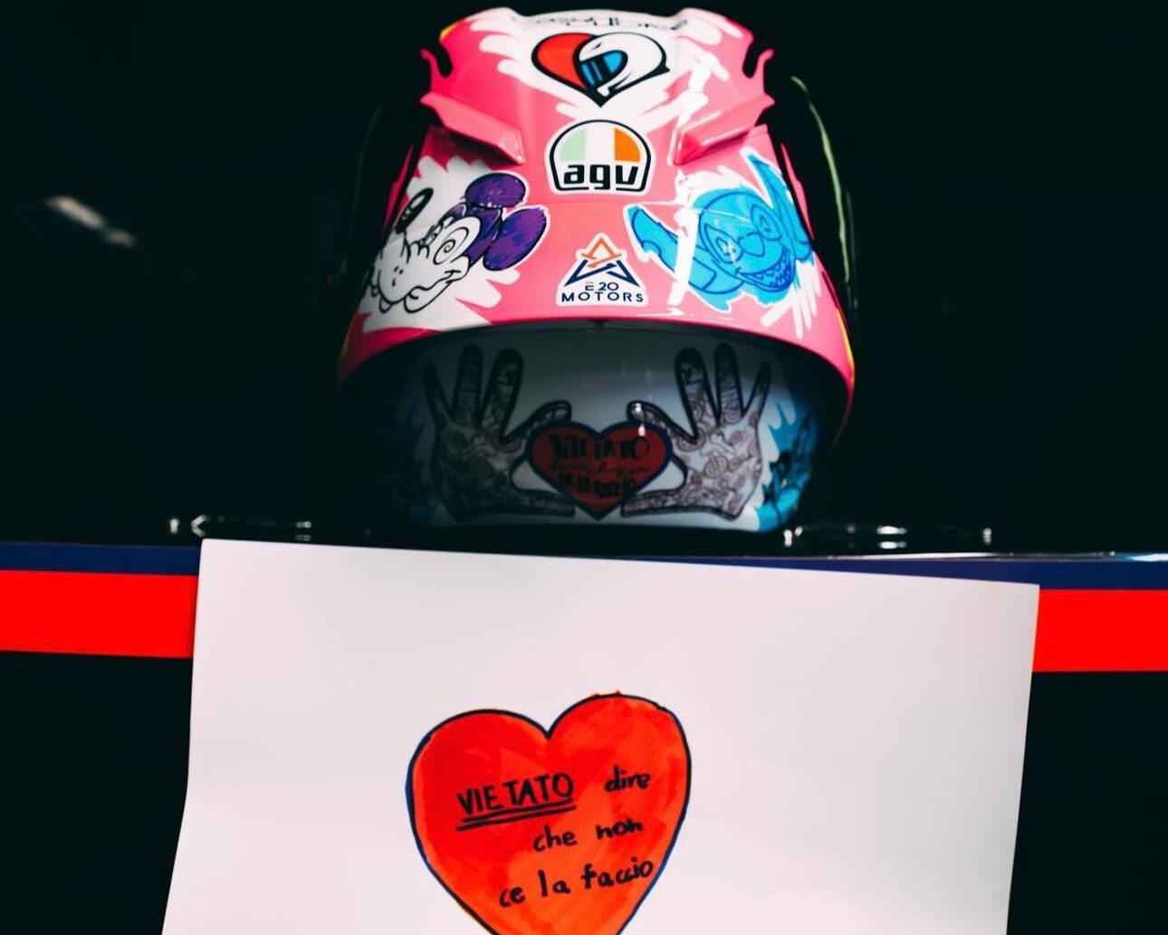 Il casco di Bezzecchi al Mugello, con lo slogan del progetto