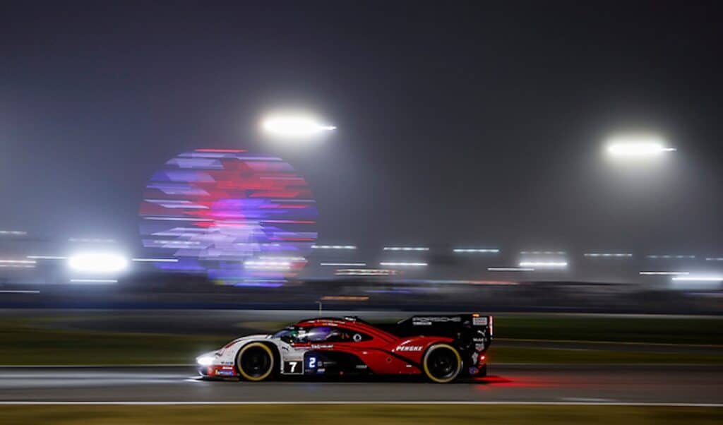 La #7 Porsche Penske nella notte della Daytona 2026