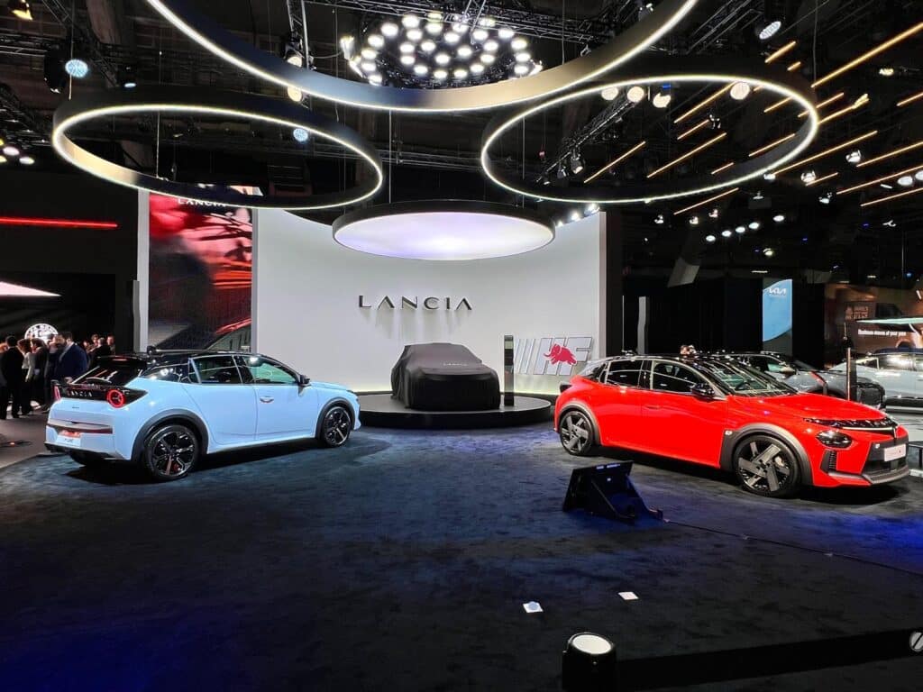 Lo stand Lancia al Salone di Bruxelles, con le Ypsilon HF Elettrica e HF Line