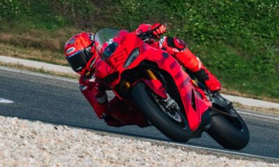 Marc Marquez in pista con una Ducati Panigale all'Aspar Circuit