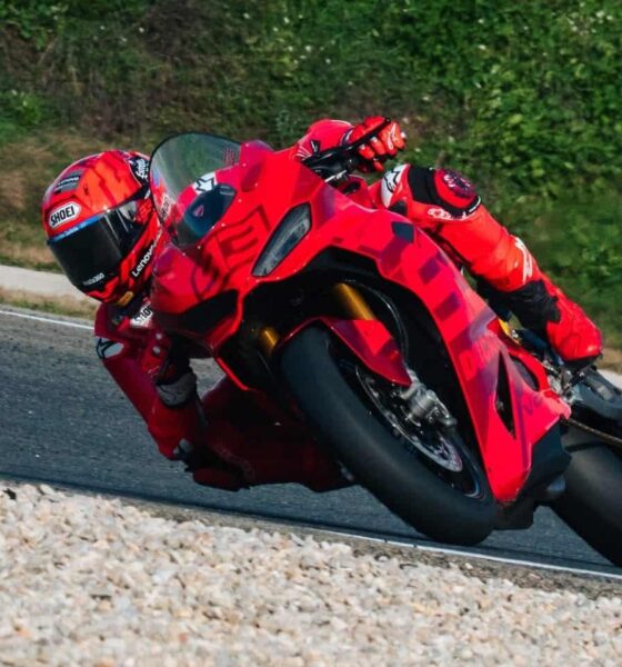 Marc Marquez in pista con una Ducati Panigale all'Aspar Circuit