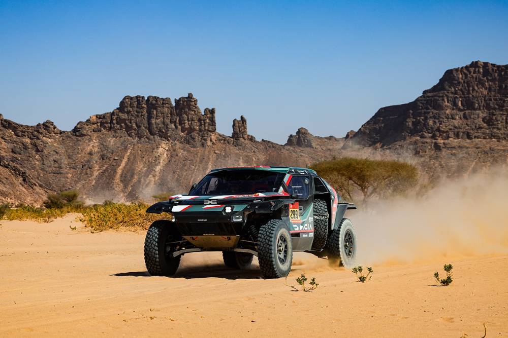 Nasser Al-Attiyah, vincitore tra le auto al termine dell'ultima tappa