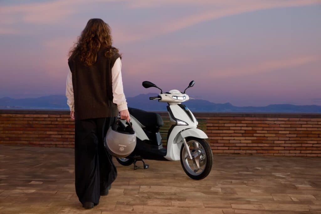 Piaggio Liberty 50 bianco al tramonto, trend mobilità urbana 2025.