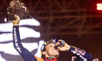 Daniel Sanders con il trofeo Touareg nel 2025