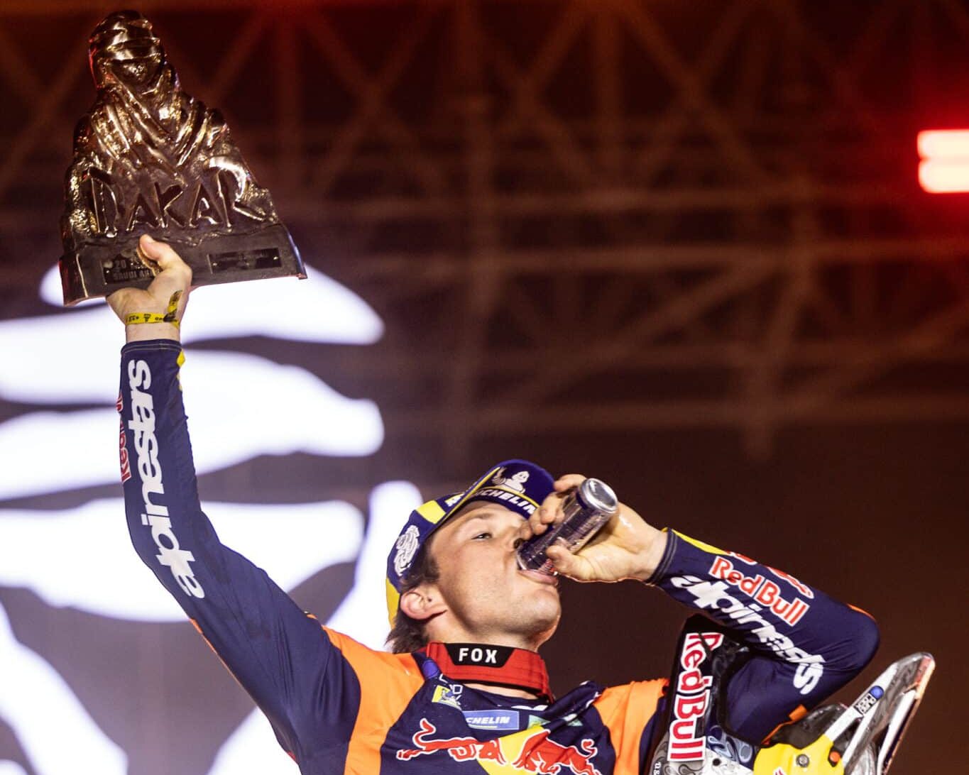 Daniel Sanders con il trofeo Touareg nel 2025