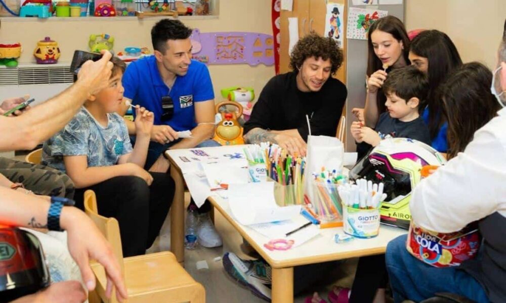 Marco Bezzecchi mentre disegna con i bambini al Sant'Orsola di Bologna