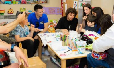 Marco Bezzecchi mentre disegna con i bambini al Sant'Orsola di Bologna