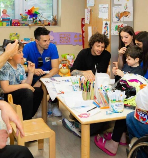 Marco Bezzecchi mentre disegna con i bambini al Sant'Orsola di Bologna
