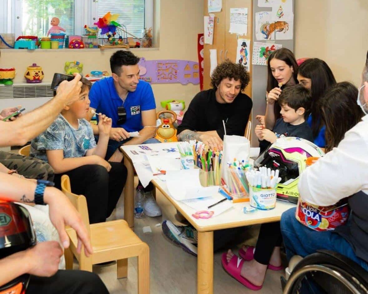 Marco Bezzecchi mentre disegna con i bambini al Sant'Orsola di Bologna