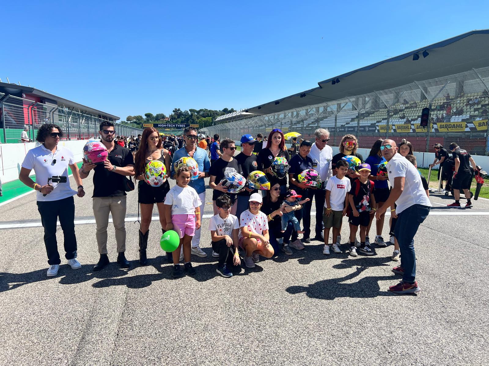 Il progetto caschi per il cuore in pista a Imola