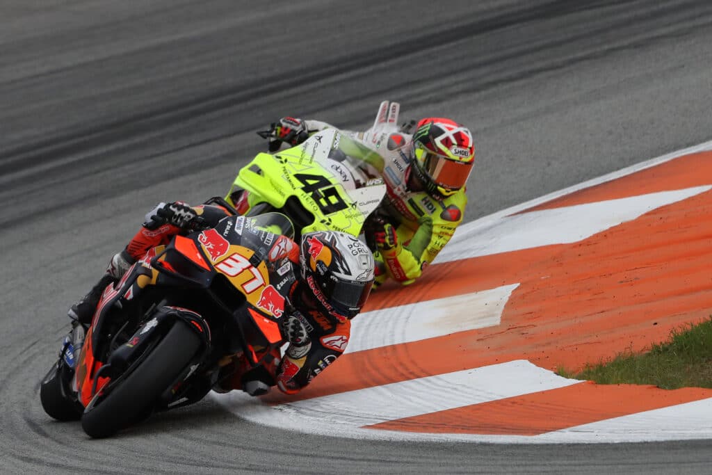 Pedro Acosta davanti alla Ducati VR46 di Fabio Di Giannantonio