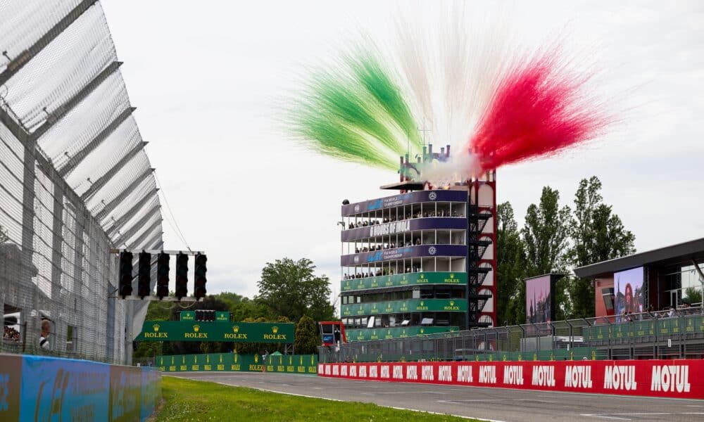 La torre dell'Autodromo di Imola avvolta da fumi tricolore durante il FIA WEC. Domani accoglierà la fiamma olimpica di Milano Cortina 2026.