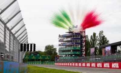La torre dell'Autodromo di Imola avvolta da fumi tricolore durante il FIA WEC. Domani accoglierà la fiamma olimpica di Milano Cortina 2026.
