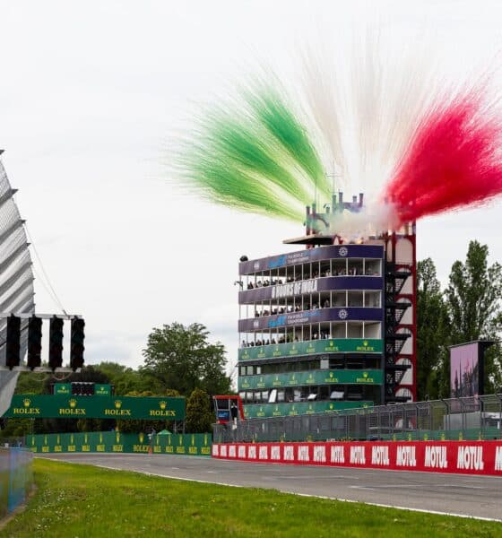 La torre dell'Autodromo di Imola avvolta da fumi tricolore durante il FIA WEC. Domani accoglierà la fiamma olimpica di Milano Cortina 2026.