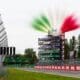 La torre dell'Autodromo di Imola avvolta da fumi tricolore durante il FIA WEC. Domani accoglierà la fiamma olimpica di Milano Cortina 2026.