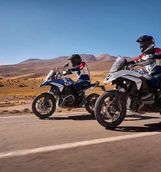 BMW R 1300 GS in azione su strada, regina mercato maxi enduro 2025.