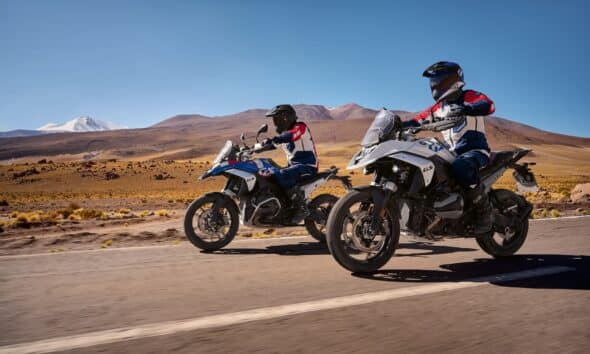 BMW R 1300 GS in azione su strada, regina mercato maxi enduro 2025.