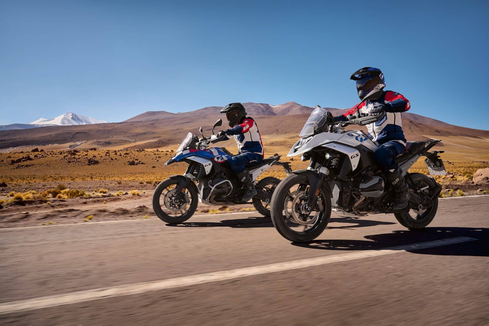 BMW R 1300 GS in azione su strada, regina mercato maxi enduro 2025.