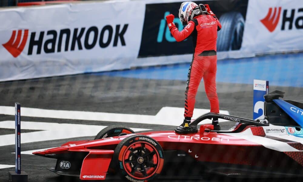 Nick Cassidy in piedi sulla sua Citroen dopo la vittoria dell'E-Prix a Mexico City
