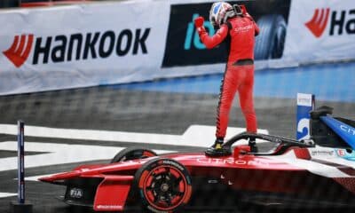 Nick Cassidy in piedi sulla sua Citroen dopo la vittoria dell'E-Prix a Mexico City