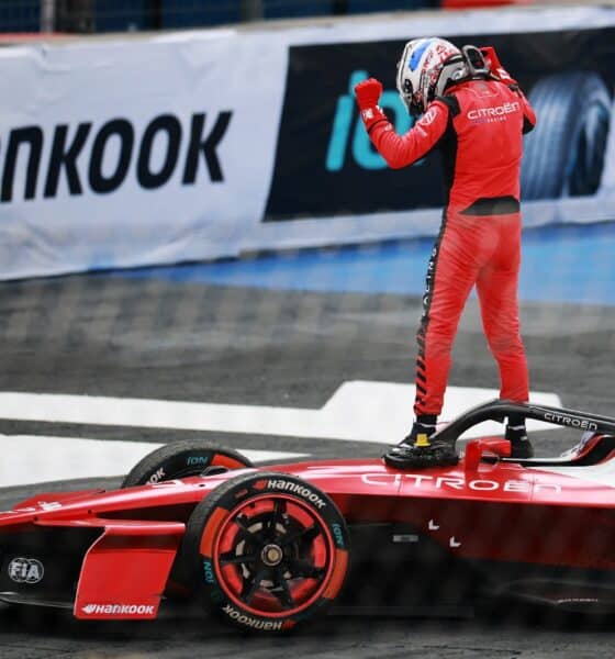 Nick Cassidy in piedi sulla sua Citroen dopo la vittoria dell'E-Prix a Mexico City