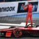 Nick Cassidy in piedi sulla sua Citroen dopo la vittoria dell'E-Prix a Mexico City