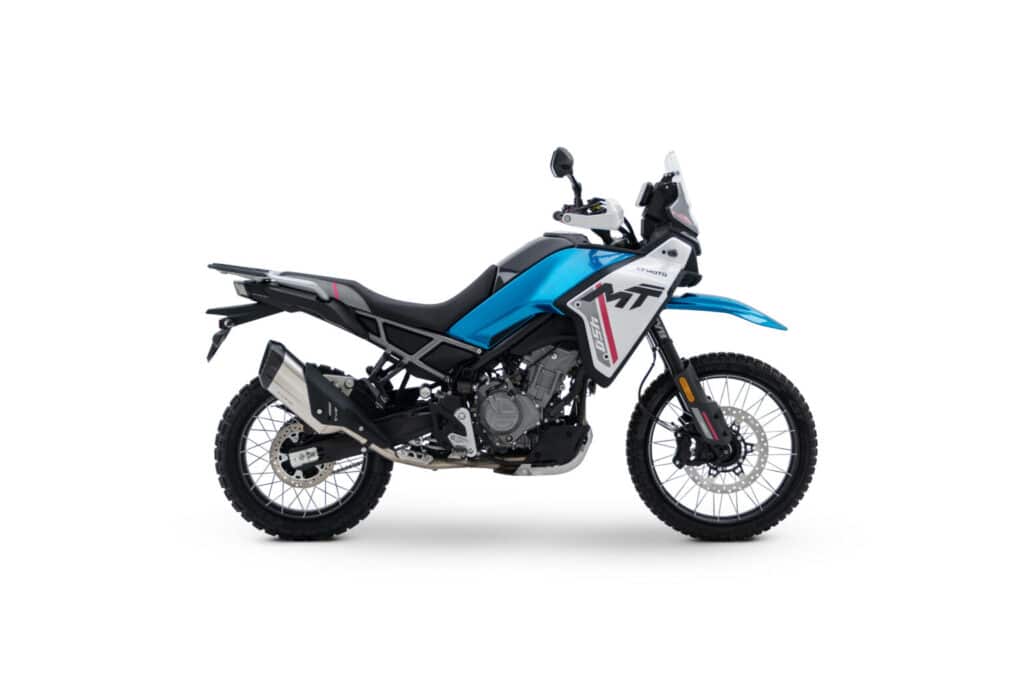 CFMOTO 450 MT profilo laterale, immagine rappresentativa per analisi vendite moto 2025.