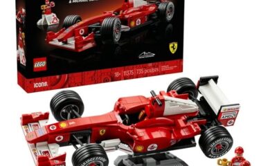 Modello assemblato del set LEGO Icons 11375 Ferrari F2004. La monoposto rossa presenta dettagli aerodinamici fedeli, gomme slick Bridgestone Potenza e stand espositivo con scheda tecnica. A lato, la minifigure di Michael Schumacher con trofeo e casco.