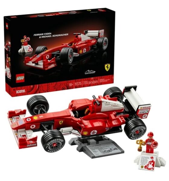 Modello assemblato del set LEGO Icons 11375 Ferrari F2004. La monoposto rossa presenta dettagli aerodinamici fedeli, gomme slick Bridgestone Potenza e stand espositivo con scheda tecnica. A lato, la minifigure di Michael Schumacher con trofeo e casco.