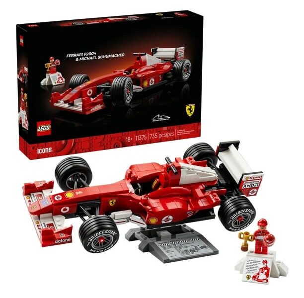 Modello assemblato del set LEGO Icons 11375 Ferrari F2004. La monoposto rossa presenta dettagli aerodinamici fedeli, gomme slick Bridgestone Potenza e stand espositivo con scheda tecnica. A lato, la minifigure di Michael Schumacher con trofeo e casco.