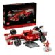 Modello assemblato del set LEGO Icons 11375 Ferrari F2004. La monoposto rossa presenta dettagli aerodinamici fedeli, gomme slick Bridgestone Potenza e stand espositivo con scheda tecnica. A lato, la minifigure di Michael Schumacher con trofeo e casco.