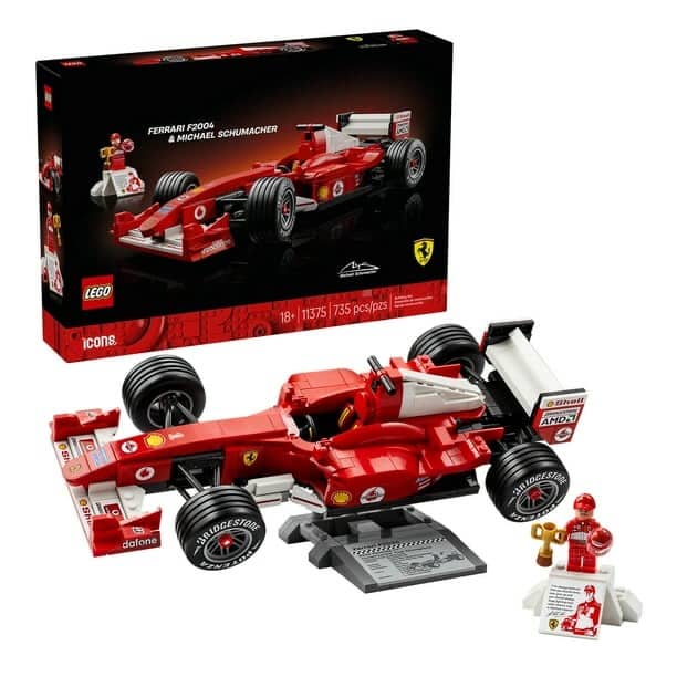 Modello assemblato del set LEGO Icons 11375 Ferrari F2004. La monoposto rossa presenta dettagli aerodinamici fedeli, gomme slick Bridgestone Potenza e stand espositivo con scheda tecnica. A lato, la minifigure di Michael Schumacher con trofeo e casco.