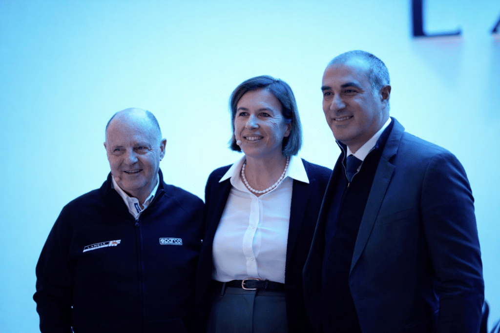 Il due volte campione del mondo WRC Miki Biasion insieme alla CEO Lancia Roberta Zerbi e al responsabile dei marchi europei per Stellantis Emanuele Cappellano