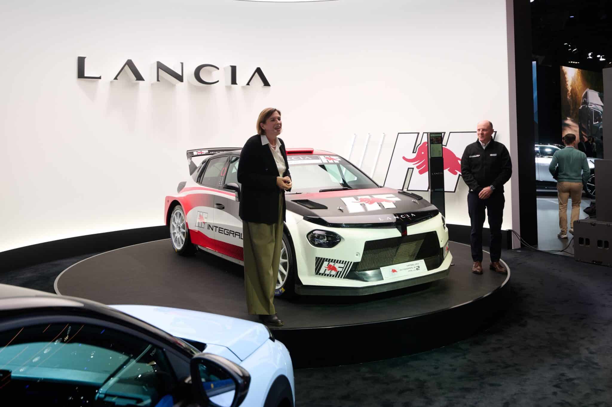 Un momento della presentazione Lancia al Salone di Bruxelles 2026, con la CEO Roberta Zerbi e con l'ex pilota di Rally Miki Biasion