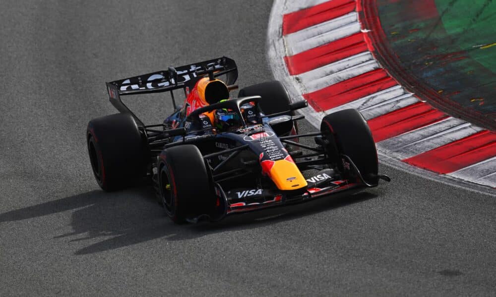 La Red Bull RB20 in pista con Hadjar nei test di Barcellona, Day 1