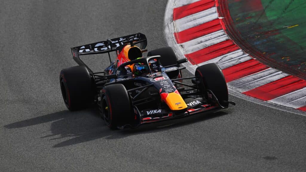 La Red Bull RB20 in pista con Hadjar nei test di Barcellona, Day 1