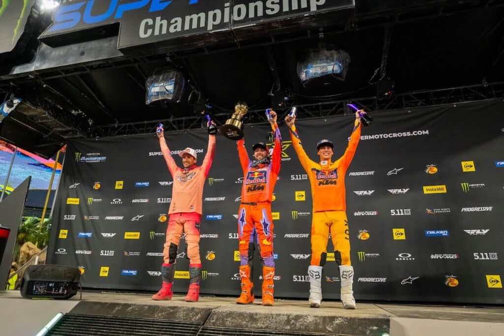 Il podio Supercross Anheim 1 nella classe 450SMX. Da sinistraKen Roczen, Eli Tomac, e Jorge Prado