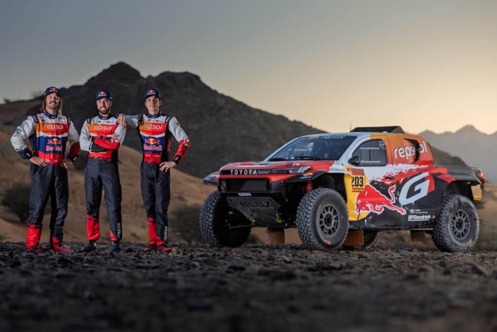 Toby Price, Henk Lategan e Seth Quintero con la loro Toyota Hilux: sono tra i favoriti della Dakar 2026
