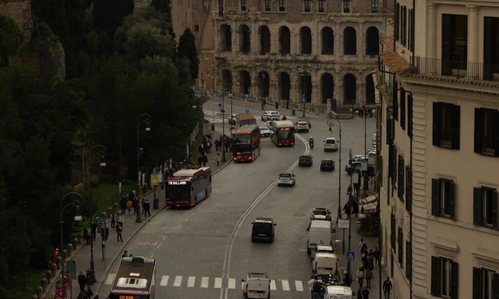Traffico nel centro di Roma: la densità di circolazione urbana è uno dei fattori di rischio per i rincari assicurativi