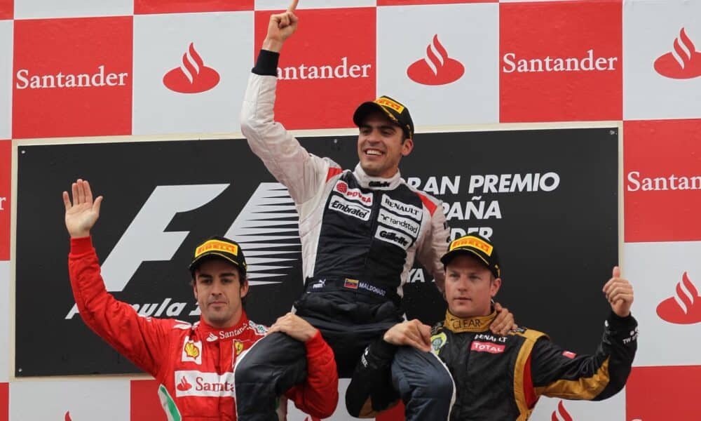 Pastor Maldonado portato in trionfo dopo la vittoria al GP di Spagna 2012 con la Williams sponsorizzata PDVSA