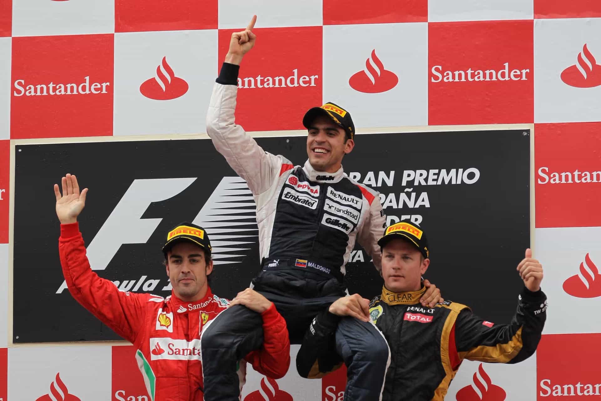 Pastor Maldonado portato in trionfo dopo la vittoria al GP di Spagna 2012 con la Williams sponsorizzata PDVSA