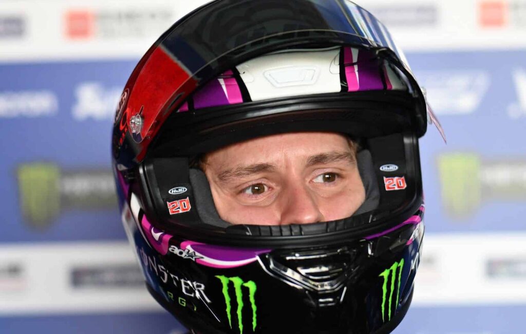 Fabio Quartararo pensieroso ai box